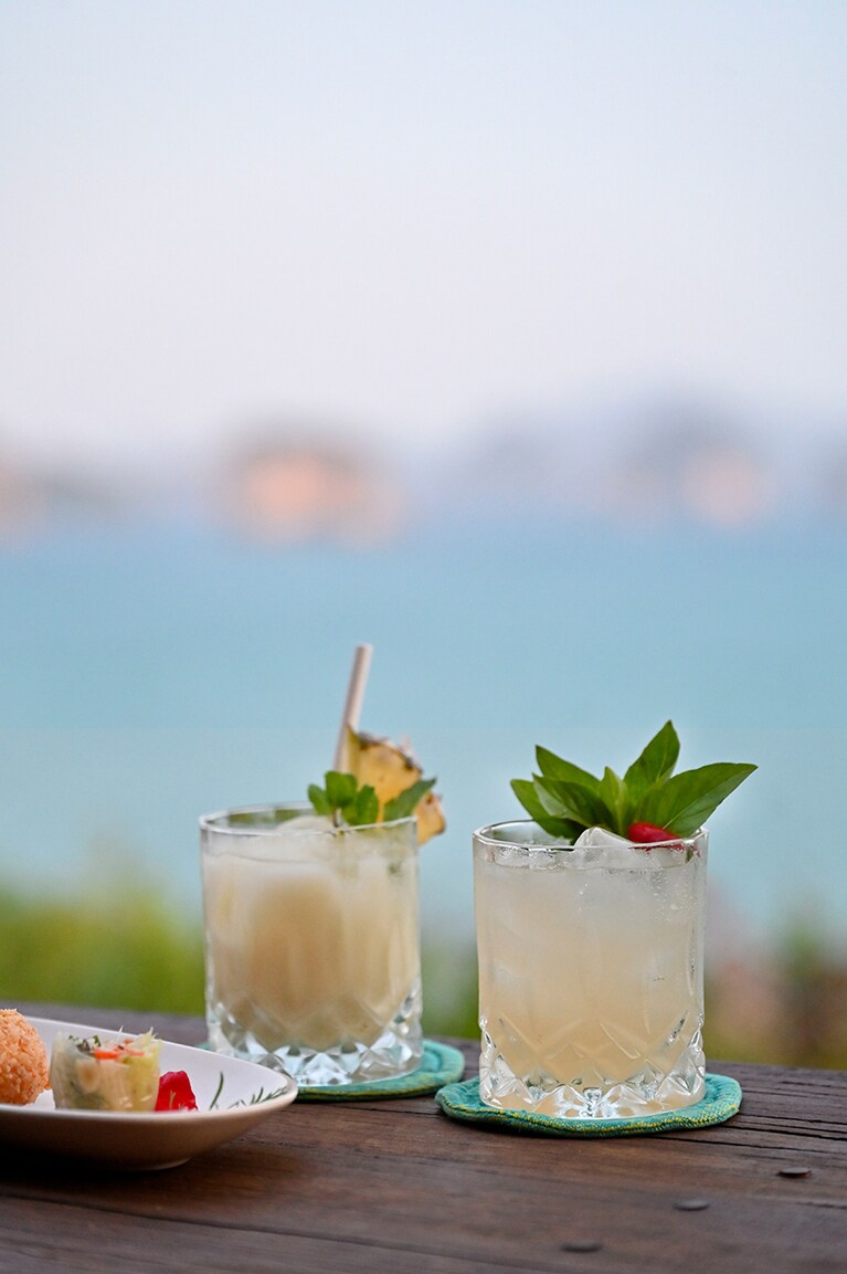 「ザ・ヒルトップ」では軽食からフルコースのディナーまで楽しめる。夕方は、夕焼けを待ちながらカクテルを。