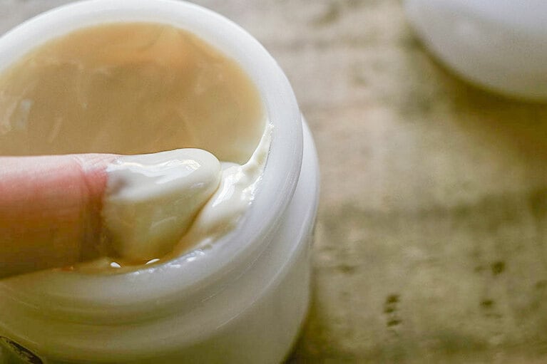 粘度の高い美容液や濃いクリームは化粧前にはNG！