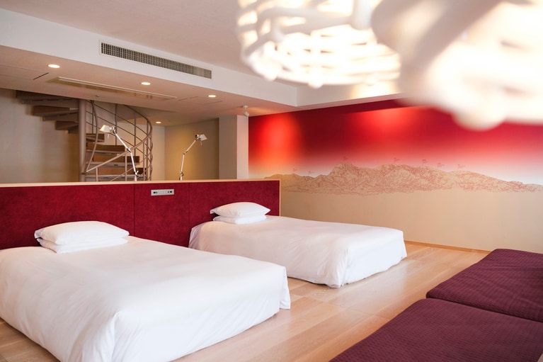 1階はベッドルーム。壁紙には八ヶ岳の山々がデザインされている。