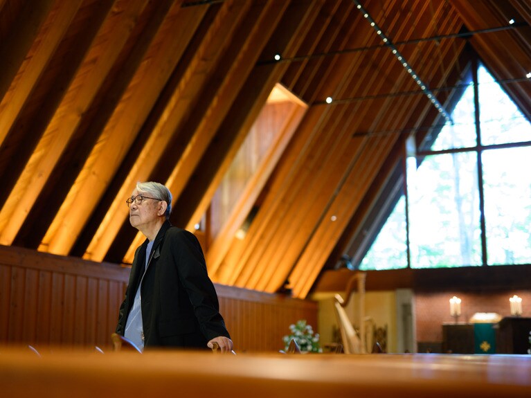 三角窓に映る四季折々の森の風景は、ステンドグラスに勝るとも劣らない美しさ。