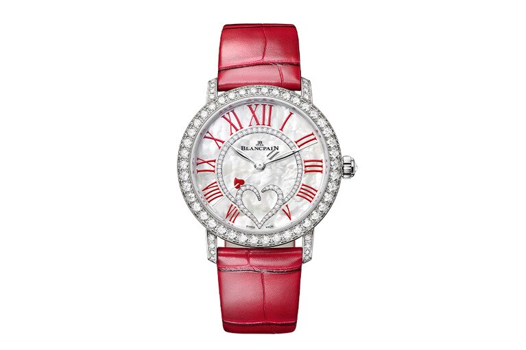 幻想的に輝くマザーオブパールの文字盤にダイヤモンドで描いたハートや、秒針のハートに注目。世界限定99本。時計「レディバード カラーズ 2024年限定モデル」直径34.9mm、厚さ8.2mm（WG×アリゲーターストラップ）4,851,000円／ブランパン