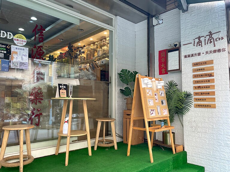 入り口脇に、イートイン用のスペースが用意されています。