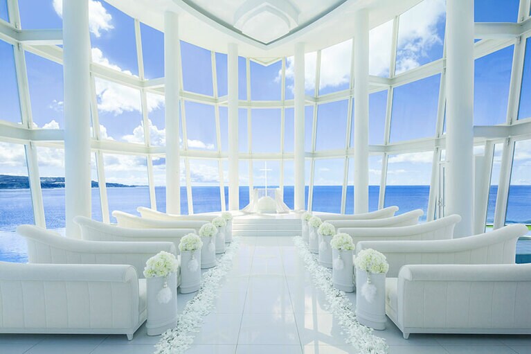 水平線を眼前に望む純白のチャペル。