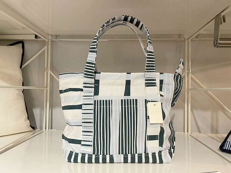 標準サイズ(小)のトートバッグ。肩にかけても手に持っても便利。