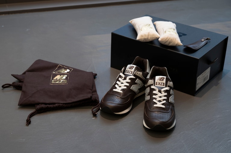 付属するブラウンのシューズ袋とシューズと同じ素材の靴ベラ。小物に注目してもラグジュアリー感があり、まさに特別な一足