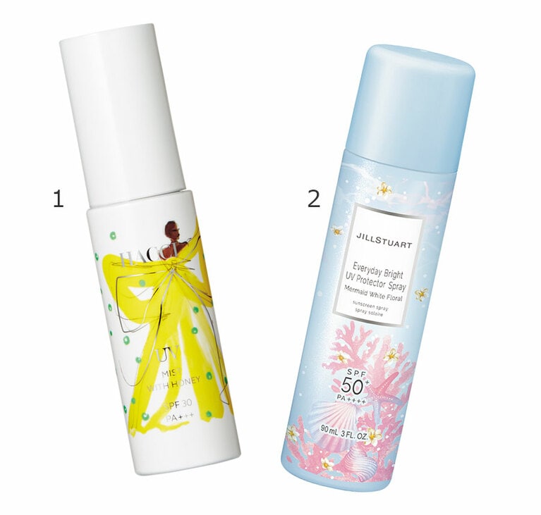 1：顔に使えばメイクフィックス効果もある、しっとりしたミストタイプ。やわらかなグリーンフローラルの香りが心地いい。日焼け止めミスト R SPF30・PA+++ 30mL 4,325円／HACCI(限定発売)
2：サラッとした感触で全身に使える。香りがニオイのカモフラージュも。エブリデイブライト UVプロテクター スプレー マーメイド ホワイトフローラル SPF50+・PA++++ 60g 2,200円／ジルスチュアート ビューティ