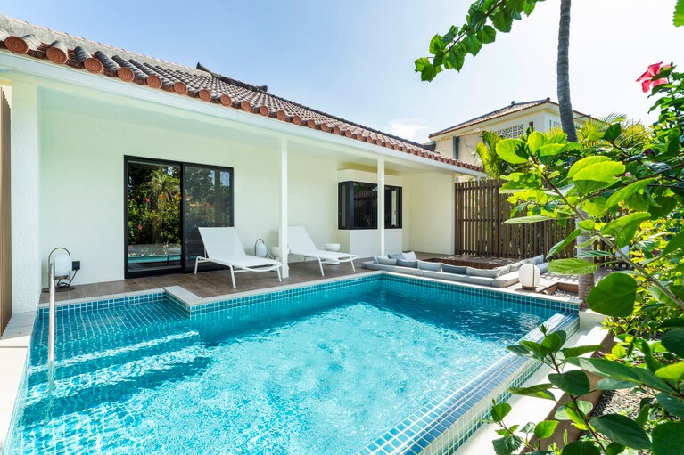 「ガーデンヴィラズ」では、島に暮らすような滞在を実現。こちらはプライベートプールとファイヤーピットをテラスに備えた「フォレストスイート ヴィラ」。