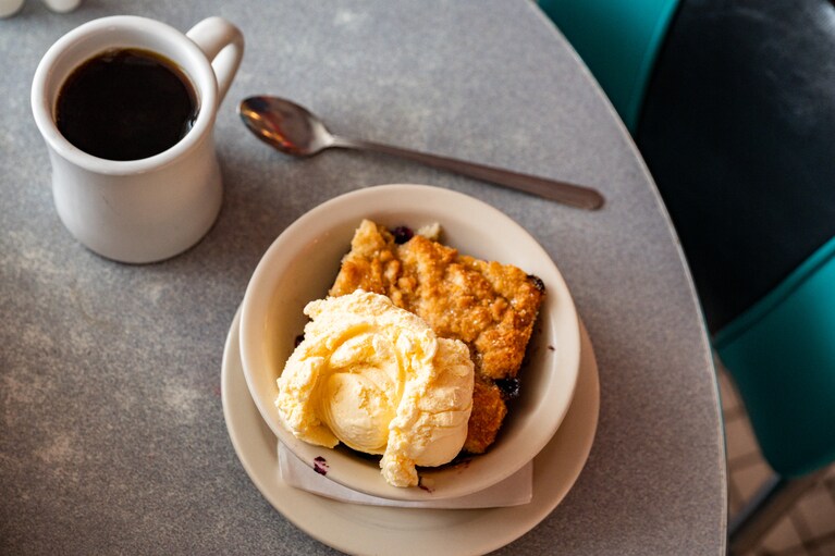 アメリカンダイナーの定番デザートといえば、素朴な味わいに心が和むコブラ―。「ホット・フルーツ・コブラ―」6.29ドル。