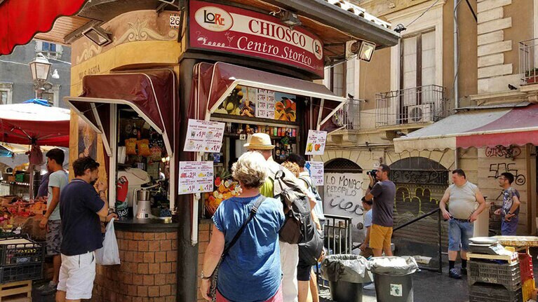 シチリアのキオスクで売っているシチリア風清涼飲料水。シチリアレモンに塩をちょっと入れて炭酸水を注いだだけ。あまりに美味しすぎて日本で何度も再現しました。