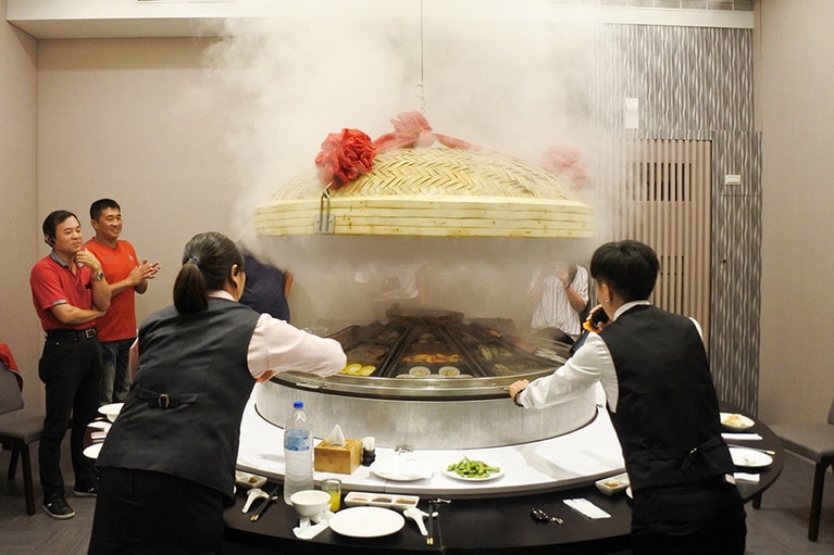 スタッフの司会とともに開かれる蒸篭はまさにシャッターチャンス！