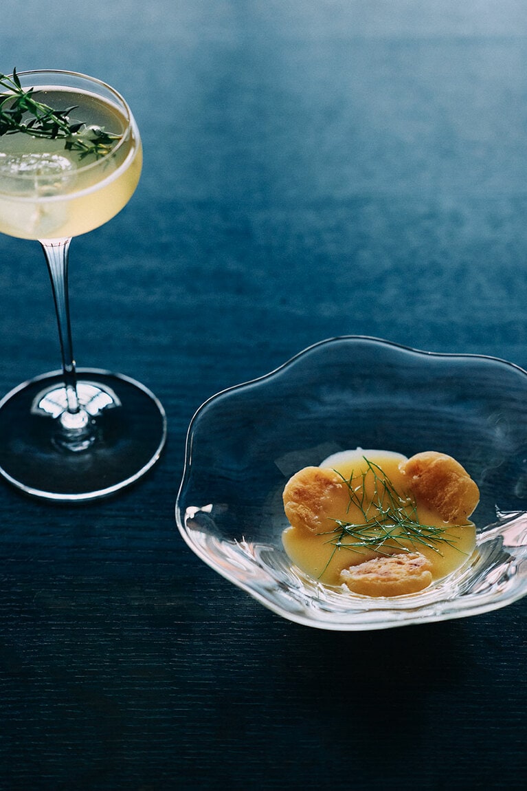 とうもろこし、バター餅、フェンネルを組み合わせた、スパイシーで芳醇な味と香りが楽しい「夏畑」。マスカットの余韻が漂うカクテル「月涼し」を合わせて。