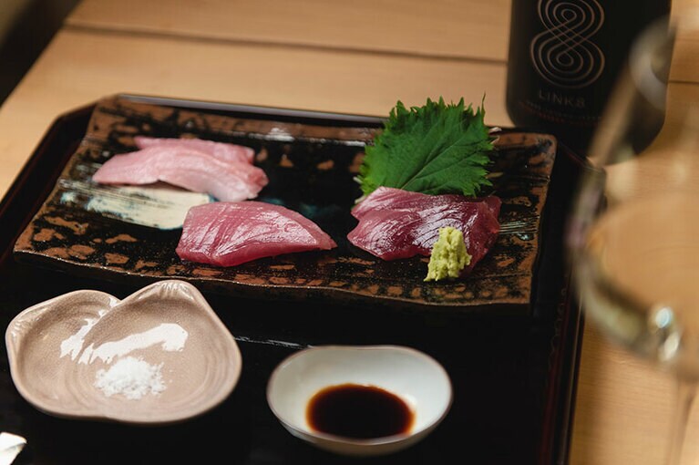 お造りは醤油か珠洲の塩で味わう。