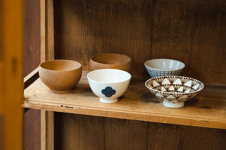 ごはん茶碗は深さのあるものから、浅めのものまでデザインもいろいろ。浅いものは平茶碗と呼ばれ、煮物やおかずを盛るのにも適する。