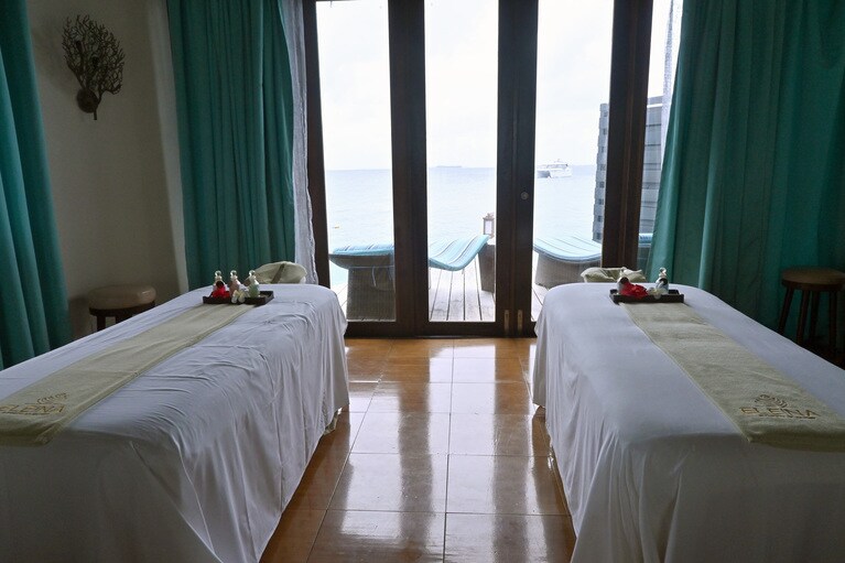 水平線が目の前に広がるトリートメントルーム。アーユルヴェーダの施設も併設。