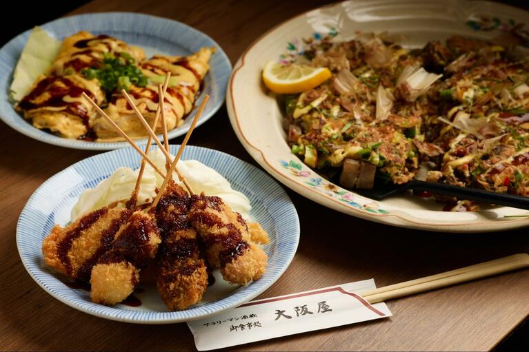 フードライター・団田芳子さんの案内で訪れた「大阪屋」。ごちそうではない、日常の大阪グルメを堪能。