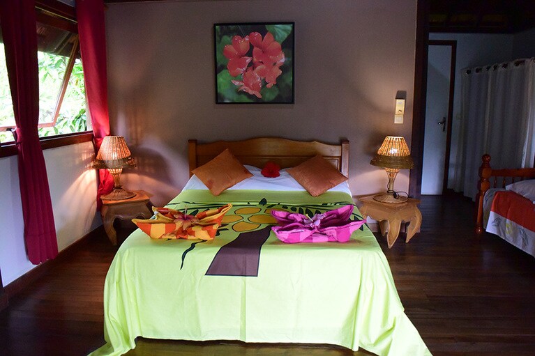 南国らしい色使いの2名用のバンガロー。クリーンで過ごしやすい。