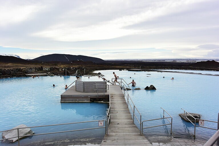周囲の溶岩大地を眺めながら、いい湯だな～。夏は24時まで温泉を利用できる。
