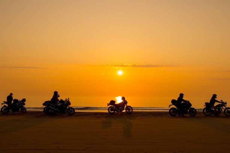 日の出とともに日本列島の東海岸から出発し、日没までに千里浜に到着するバイクのイベントも開催しています。今年は10月に終了。来年、ぜひ！　写真提供／羽咋市商工観光課