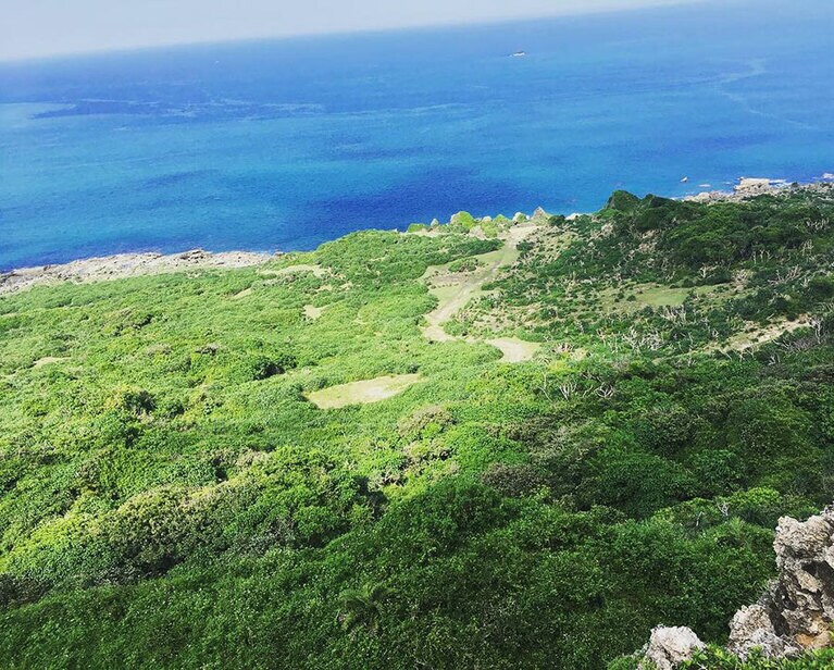 崖の上から眺める壮大な景色。