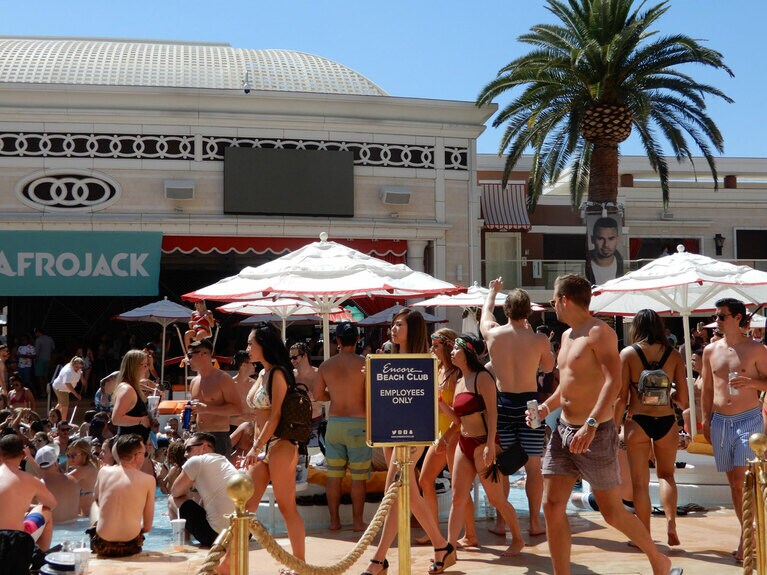 アフロジャックが来る前からもういっぱいの人。土日だと4,000人以上入るとか。