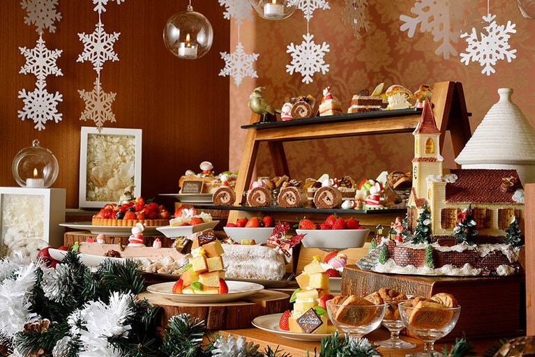 ブッシュ・ド・ノエルや、ドイツの伝統的なパン菓子シュトーレンなどが並ぶ、ホリデーシーズンにぴったりのデザートコーナー。