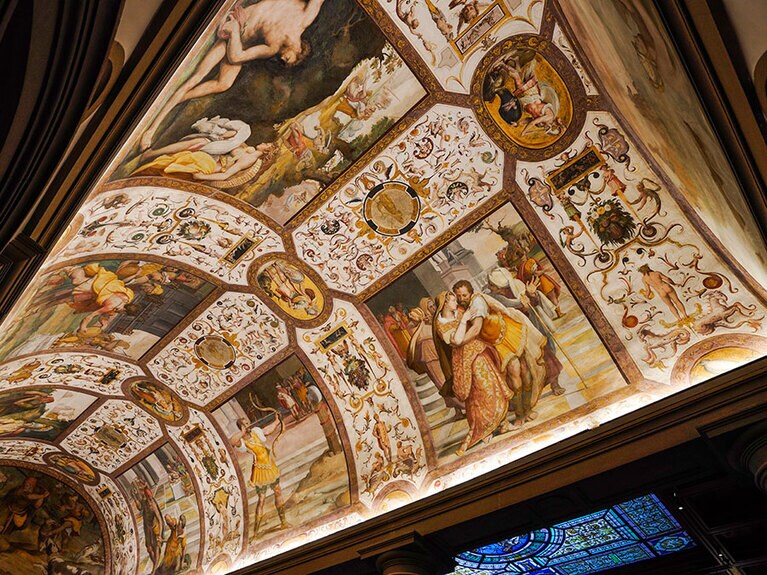 巨匠アレッサンドロ・アローリによる華麗なフレスコ画が天井に。