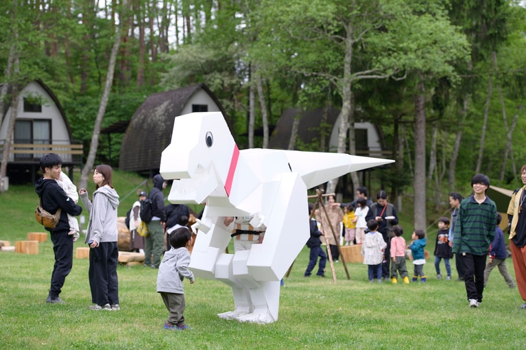 会場を歩く大きなティラノサウルスに子どもたちも大興奮。