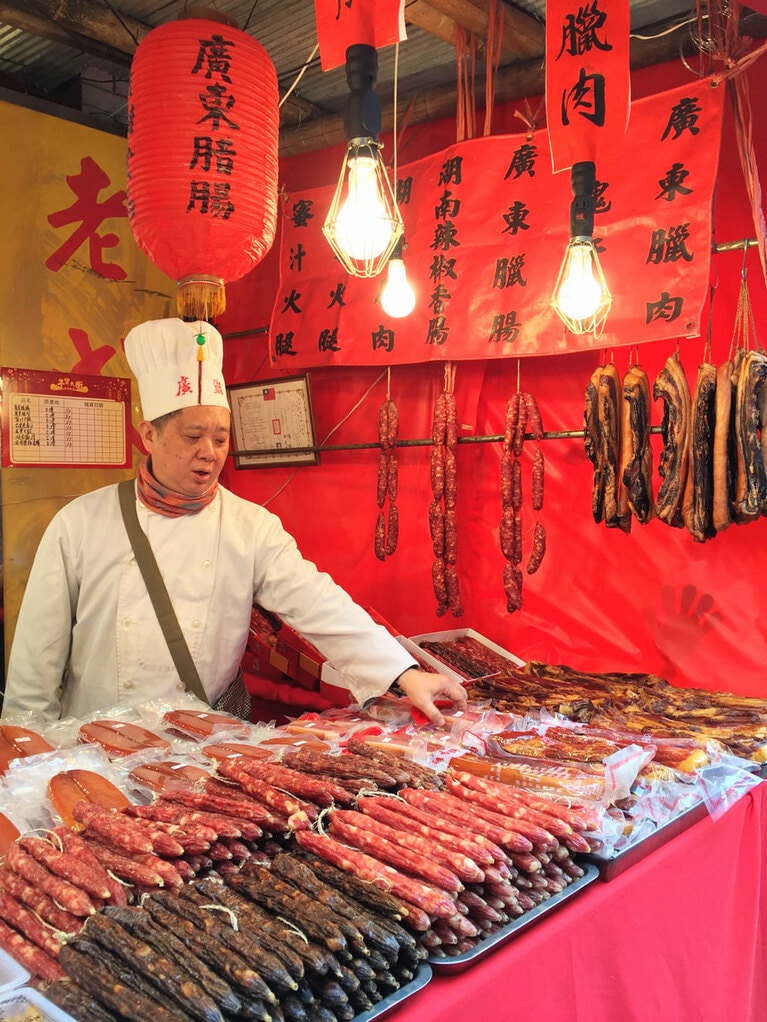 ソーセージや叉焼(チャーシュー)といった食材も,春節の食卓を飾るおかずのひとつ。