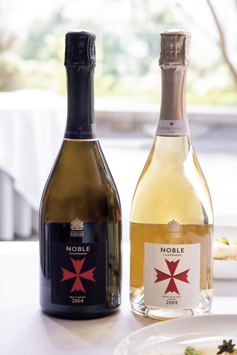 左：「ノーブル・シャンパーニュ ヴィンテージ・ブリュット 2004」750ml 25,000円、右：「ノーブル・シャンパーニュ ブラン・ド・ブラン 2004」750ml 30,000円。