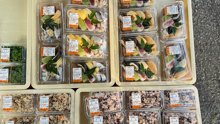 柚子酢の酢飯に、たけのこ、こんにゃく、みょうがなどをのせた田舎寿司。柚子酢は柚子果汁100％の搾り汁で、高知ではよく酢の代わりに使われるそう。／筒井さん