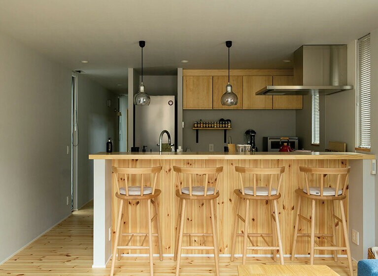 カウンターのある1階で仕事や食事をする。