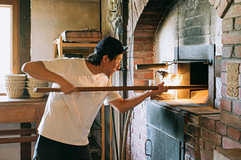 窯の火を操る太田さん。