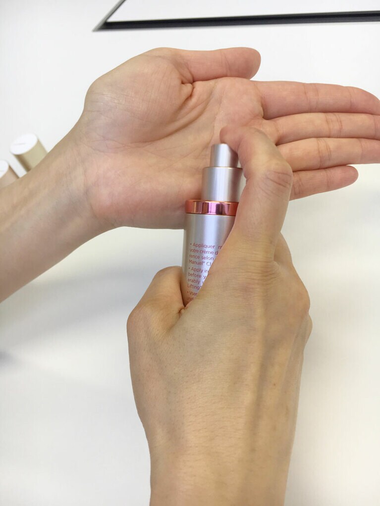 「V コントア セラム」を手に取る。