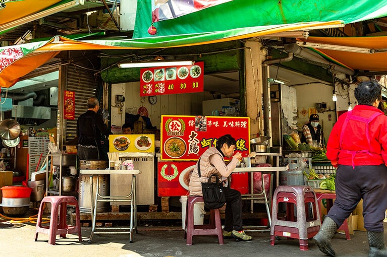 さくっといただくローカルの人々も。