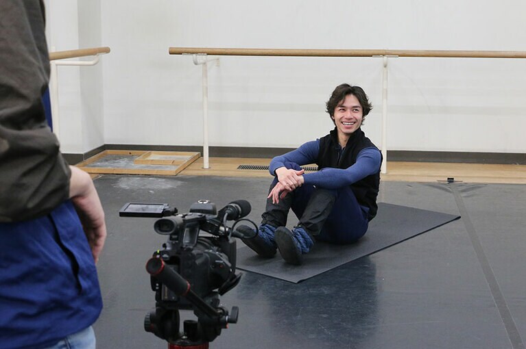 現役ダンサーによるトレーニング講座」収録中の柄本弾さん。