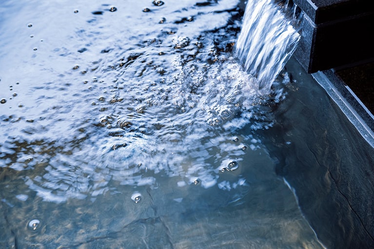 備長炭入りで柔らかな水風呂。（一 能登島　石川）