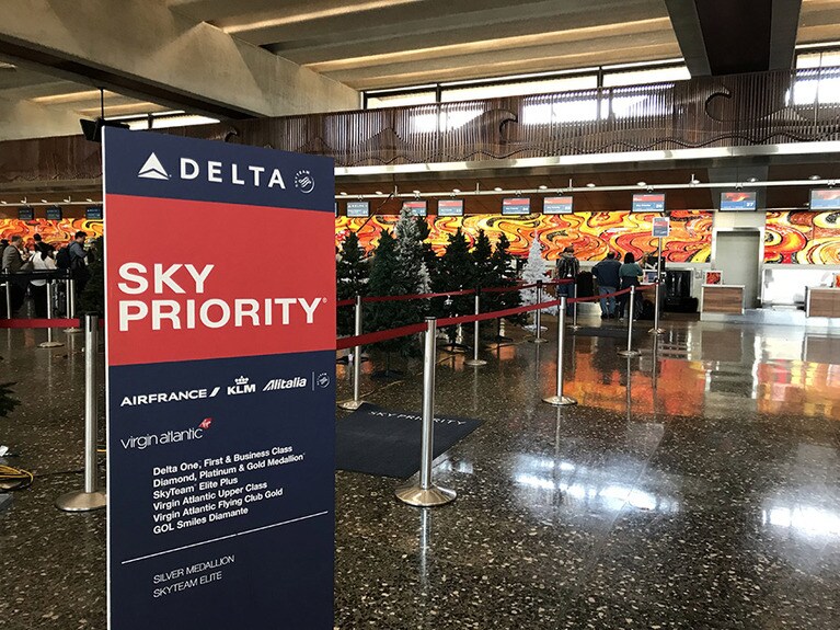 「スカイプライオリティ」のレーンなら並ぶこともなくチェックイン！