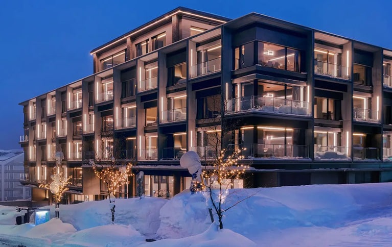 自然の温もりを宿した木材などを多用した建築も美しい注目ホテル。