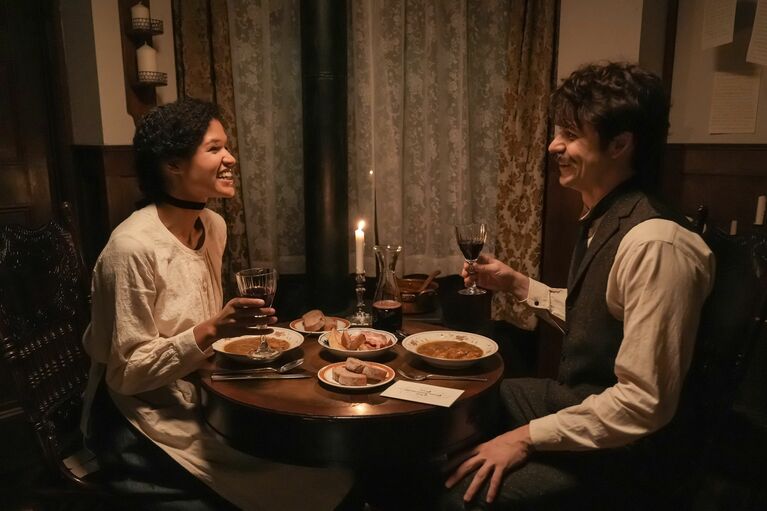 アメリカ・シンシナティで新聞記者をしていた時代、ヘブンはマーサ（ミーシャ・ブルックス）と家庭を築いた （C）NHK