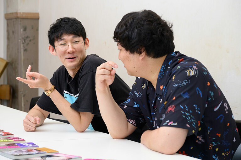 インタビューに答えてくれた、ロングコートダディのおふたり。