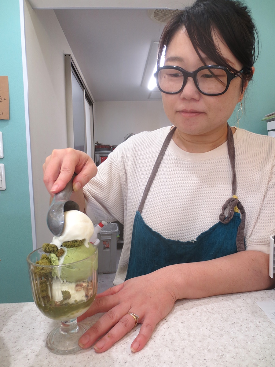 お菓子を作る古賀裕美さん。