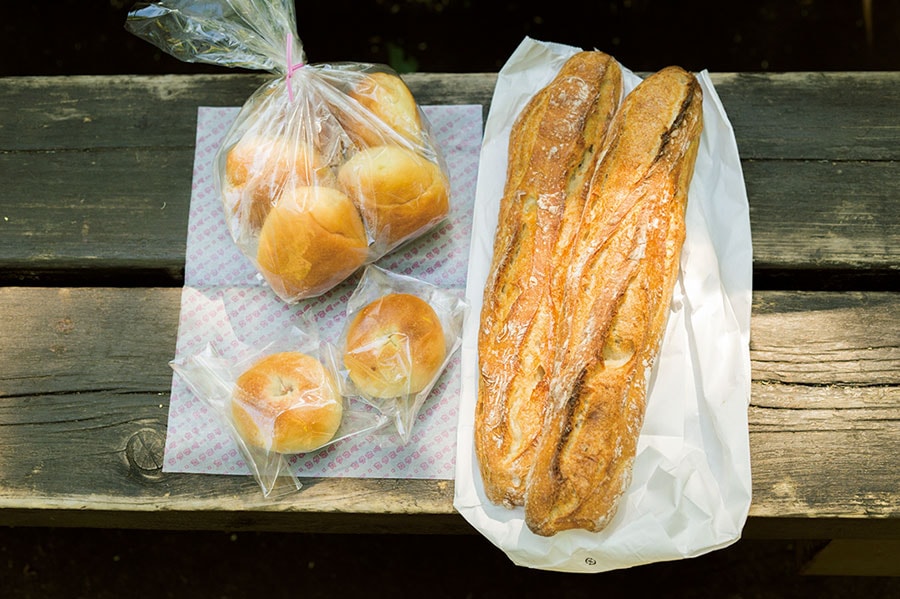 左上：「ミルクロール」1袋 350円、左下:「あんぱん」1個 200円、右:「フランスパン」1本 200円。