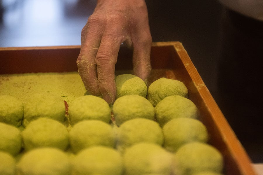 和菓子職人として70年以上、今も現役の伊丹さんの作業風景を見ることができる。
