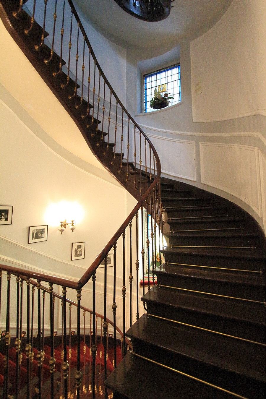 歴史を感じさせるらせん階段を上った2階にダイニングルームがある。