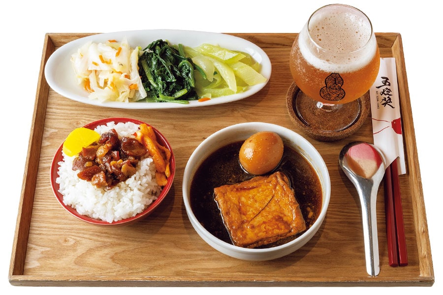 「ルーロー飯定食」は油豆腐、煮卵、野菜料理3種、飲み物のセット。140元 IPAクラフトビール＋80元。