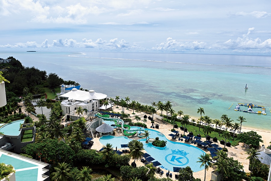 ホテルの目の前には、ホワイトサンドビーチと、エメラルド色の海が広がる。