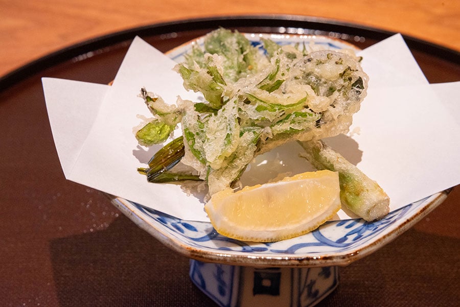 コゴミやタラの芽、コシアブラなど今が旬の山菜は天ぷらで。薬味として戸隠大根を使った塩が添えられていた。