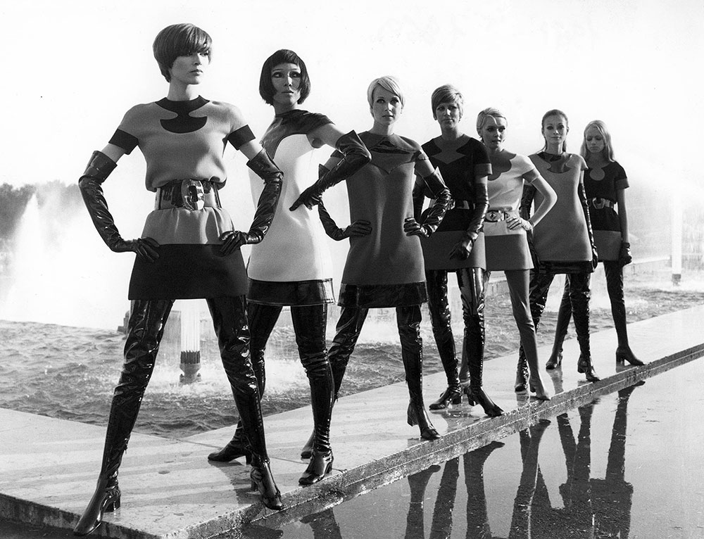 ツートーンのジャージワンピースにビニール素材の防水長靴！　Pierre Cardin two-tone jersey dresses, with vinyl waders, 1969. (Photo: Yoshi Takata. ©Pierre Pelegry)