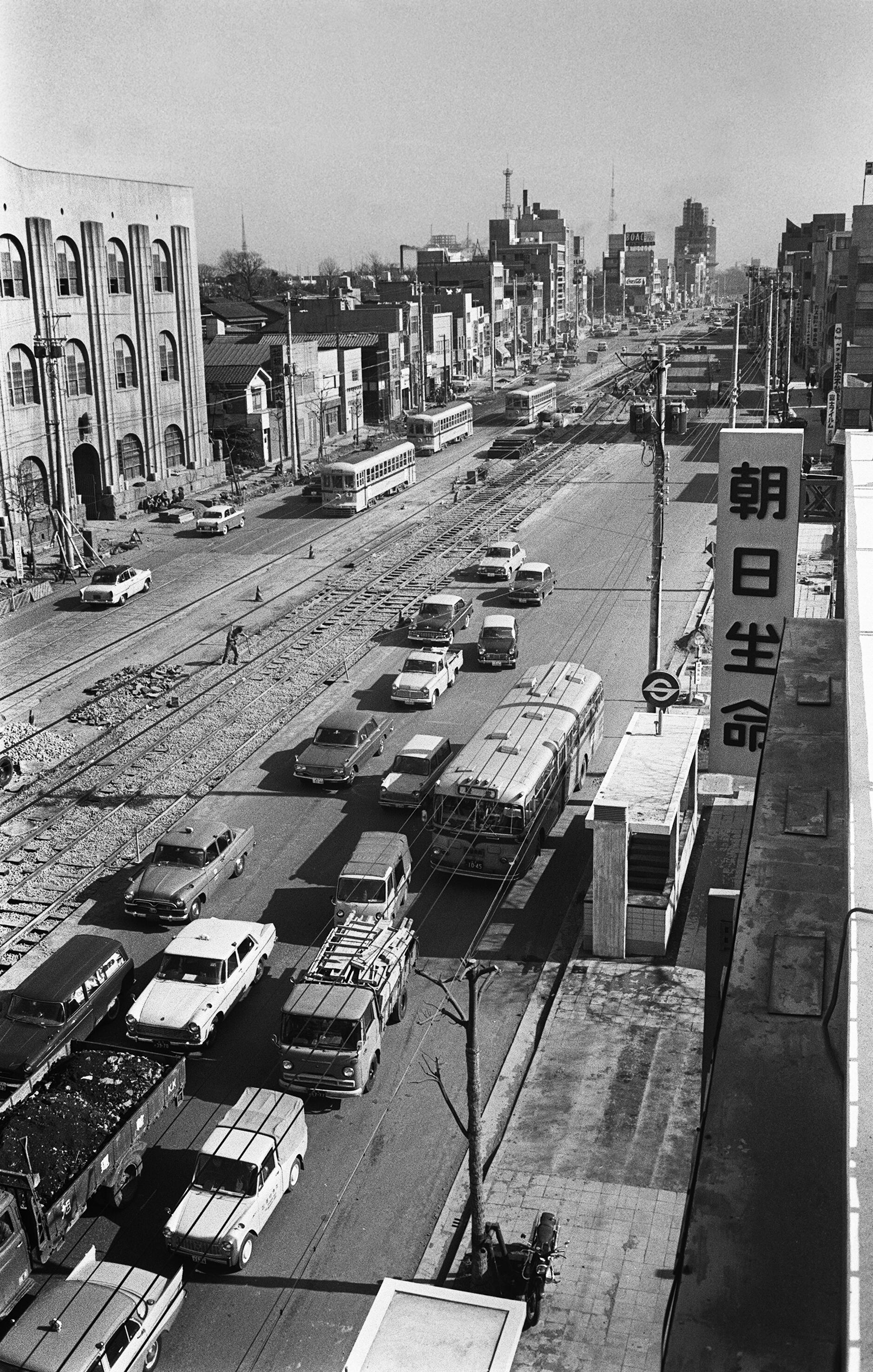 拡張工事が急ピッチで進む、1964年の青山通り　©時事通信フォト