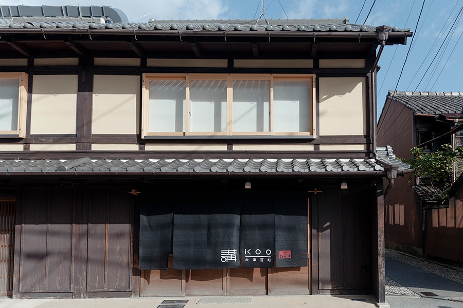 旧東海道に面した、フロント棟も兼ねる近江屋の外観。1階には宿泊者専用ラウンジと朝食用レストランがある。